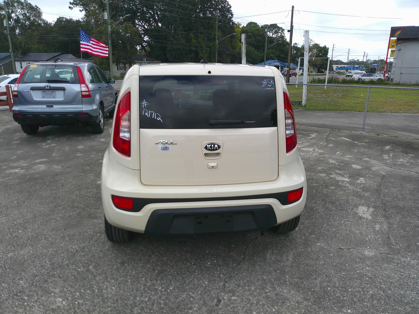 2013 WHITE KIA SOUL BASE; SPORT; + (KNDJT2A61D7) , located at 1200 Cassat Avenue, Jacksonville, FL, 32205, (904) 695-1885, 30.302404, -81.731033 - Photo#3